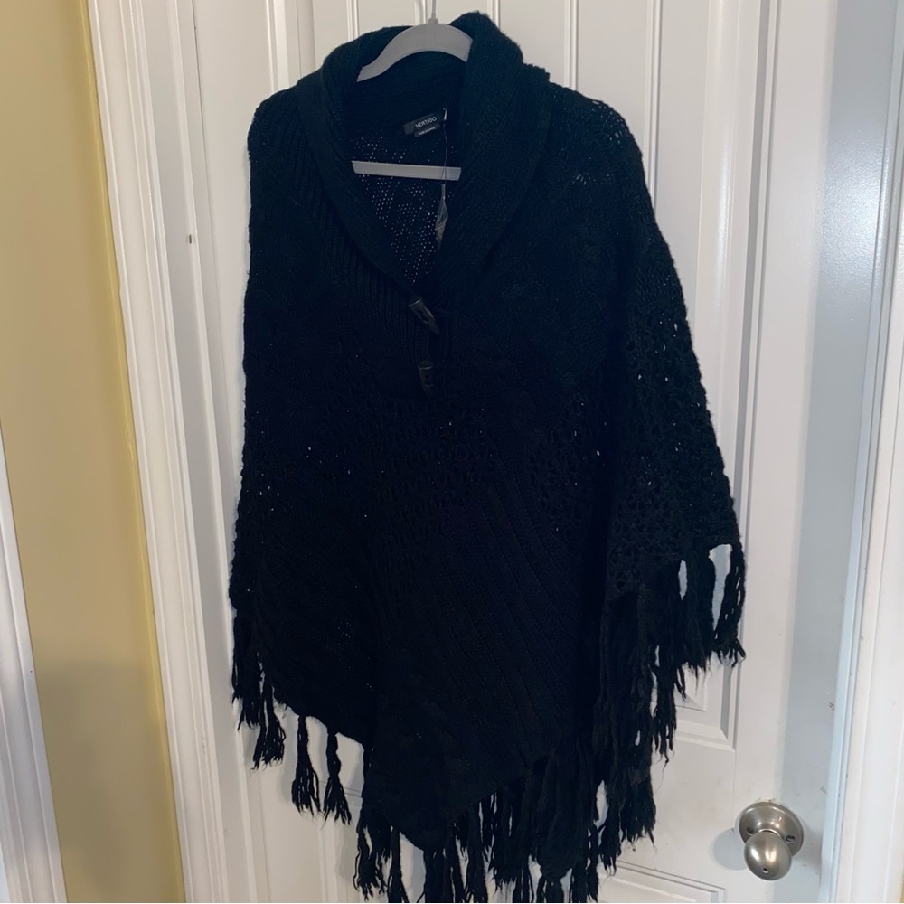 Vertigo poncho/shawl womens black Size S/M heavy knit with fringe warm collar